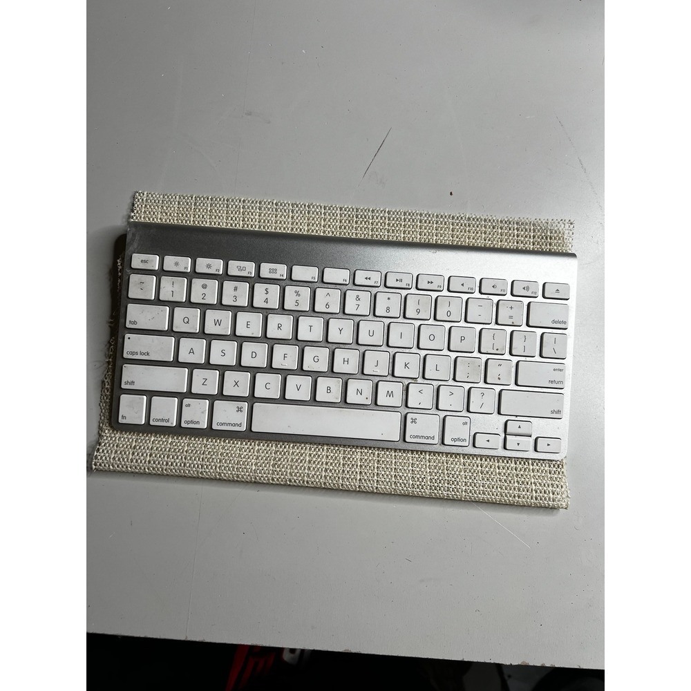Apple Wireless Keyboard A1314 Silver Aluminum‎ Bluetooth Untested For Parts